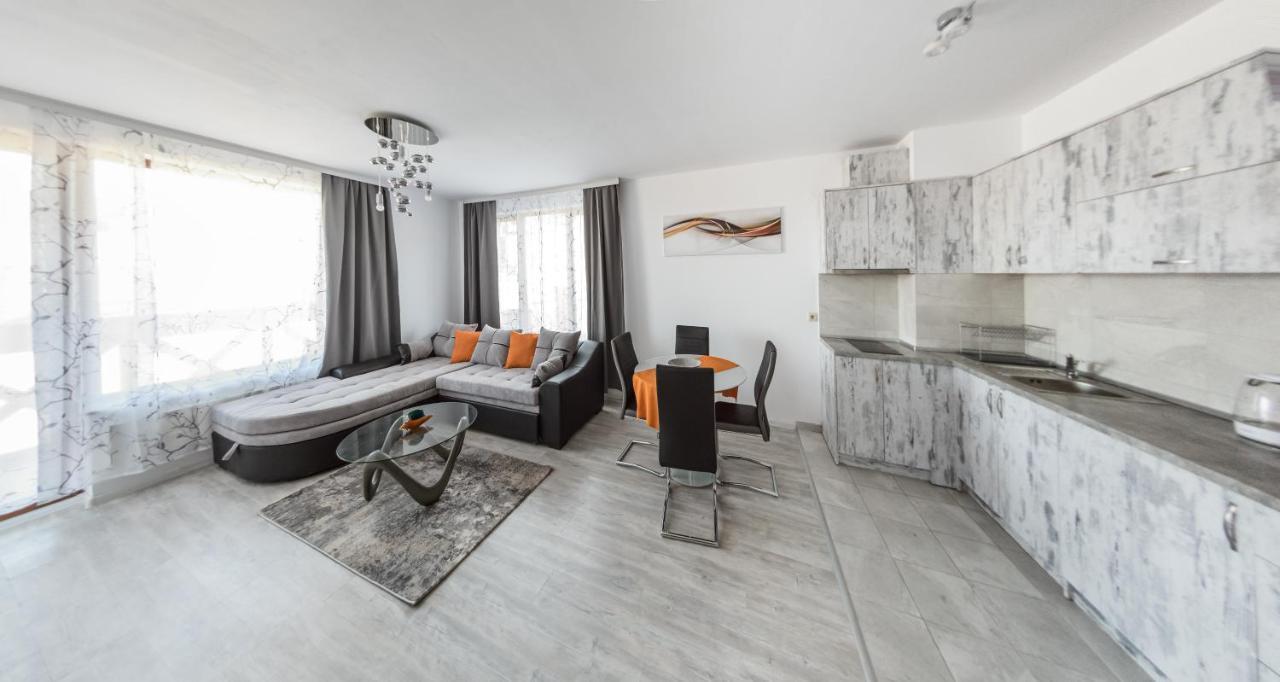 Next To Gondola Stylish And Charming Apartment Bansko Bagian luar foto
